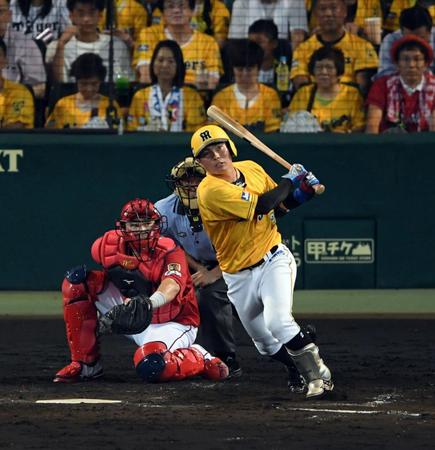 ４回阪神２死二塁、阪神・北條史也は左中間に適時二塁打を放つ（捕手　広島・会沢翼）＝甲子園（撮影・山口登）