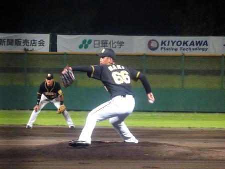 ＢＣ福井との２軍交流戦に六回から登板し、三者凡退に抑える牧＝福井フェニックススタジアム＝