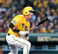 ３回、２点適時打を放つ阪神　エフレン・ナバーロ＝甲子園（撮影・高部洋祐）