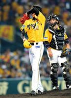 ６回途中、悔しそうにマウンドを降りる阪神・才木浩人（左）＝甲子園（撮影・高部洋祐）
