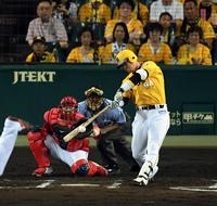 ６回阪神１死二塁、代打の阪神・原口文仁が左前に適時打を放つ（捕手　広島・会沢翼）＝甲子園（撮影・山口登）