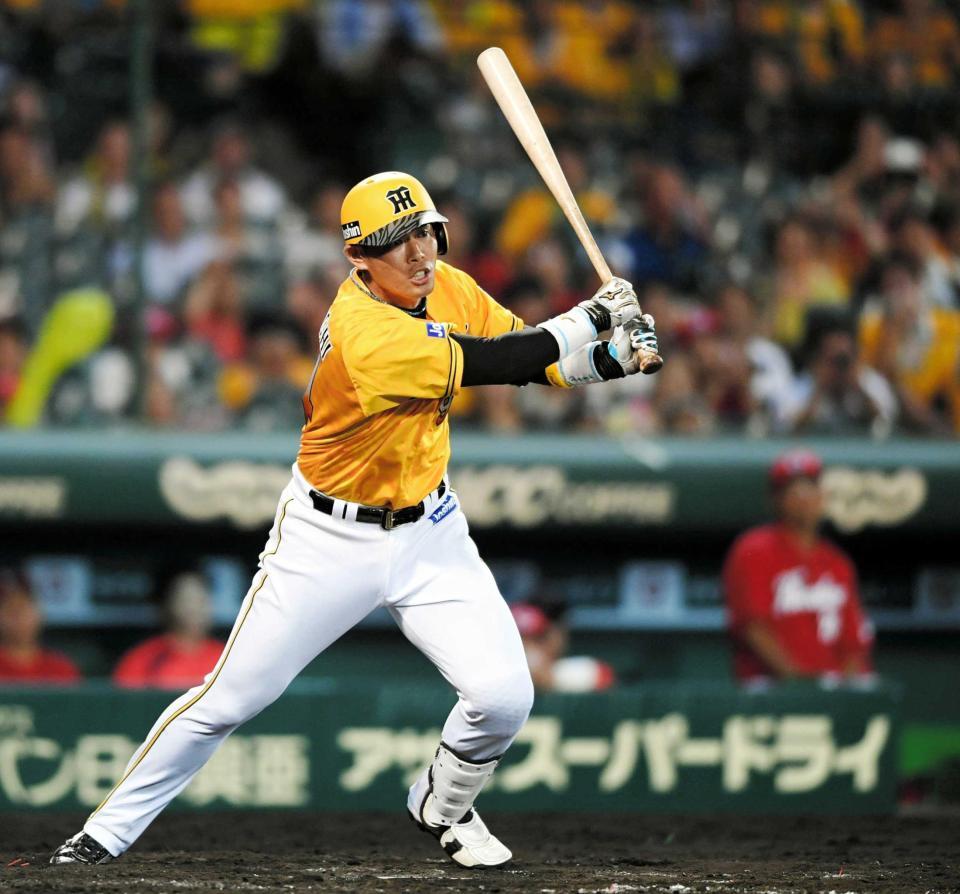 　９回、右前へ安打を放つ原口（撮影・田中太一）