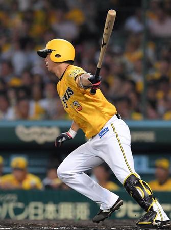 ３回、中前打を放つ阪神・岡本＝甲子園（撮影・北村雅宏）