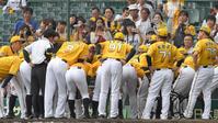 試合前、円陣を組む阪神ナイン＝甲子園（撮影・北村雅宏）
