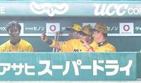 天候不良のため試合を見合わせる中、ベンチで阪神・金本知憲監督（右）と記念撮影する阪神　ウィリン・ロサリオ。左は阪神・藤浪晋太郎＝甲子園（撮影・北村雅宏）