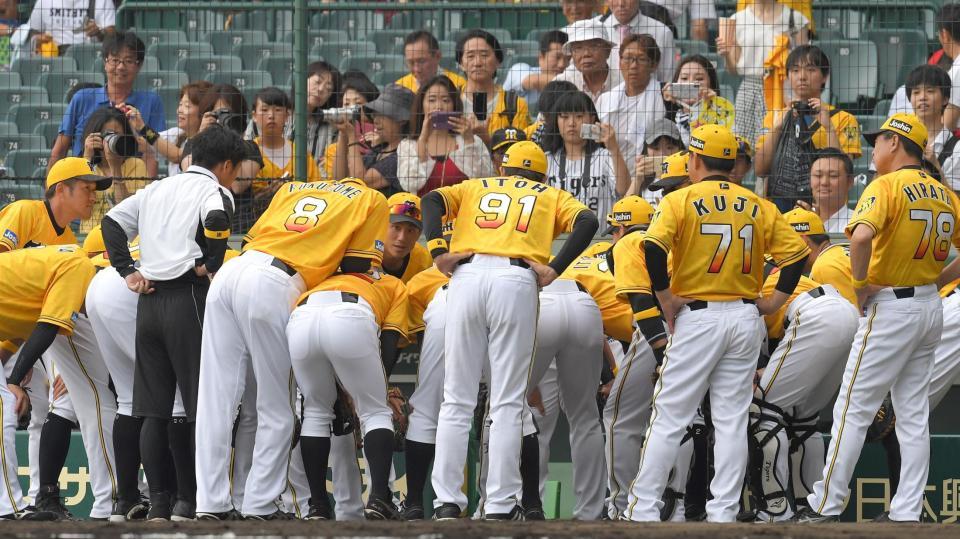 試合前、円陣を組む阪神ナイン＝甲子園（撮影・北村雅宏）