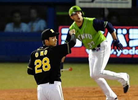 ５回、カラシティーに勝ち越しソロを浴びる小野（左）