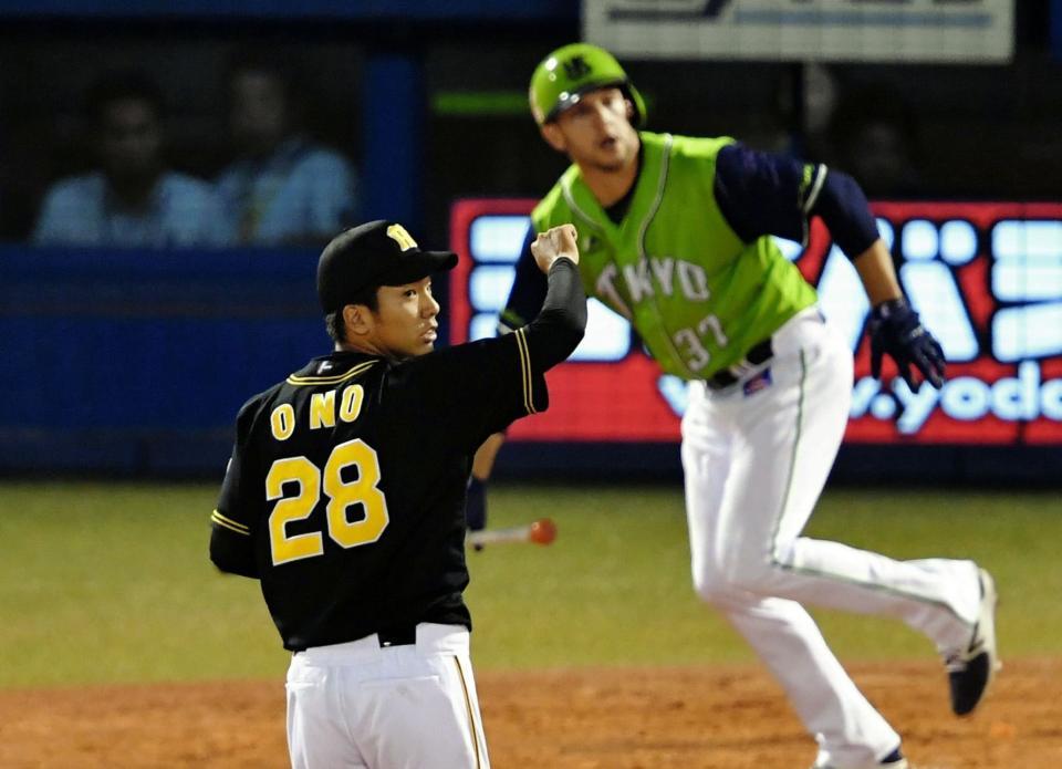 ５回、カラシティーに勝ち越しソロを浴びる小野（左）