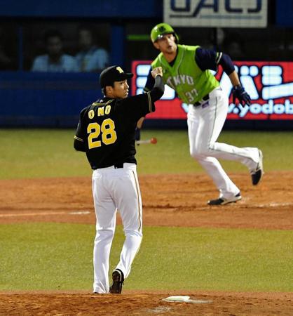 　５回、カラシティーに勝ち越しソロを浴びる小野（左）