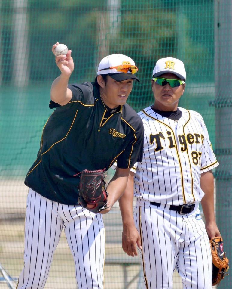 　福原コーチ（右）からアドバイスを受ける藤浪