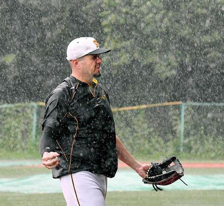 　キャッチボールをしていたメッセンジャーは、台風の豪雨にお手上げの様子で室内へ戻る（撮影・出月俊成）