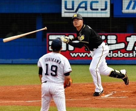 １回阪神２死二塁、中越えに２ランを放つ阪神・福留孝介＝神宮（撮影・出月俊成）