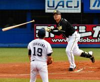 １回阪神２死二塁、中越えに２ランを放つ阪神・福留孝介＝神宮（撮影・出月俊成）