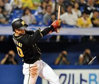 ９回阪神１死満塁、バットを折りながら適時打を放つ阪神・中谷将大＝神宮球場（撮影・西岡正）