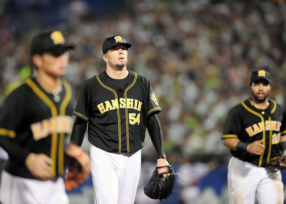 ５回、同点に追いつかれた阪神　ランディ・メッセンジャーは悔しさをにじませながらベンチへ戻る＝神宮（撮影・田中太一）