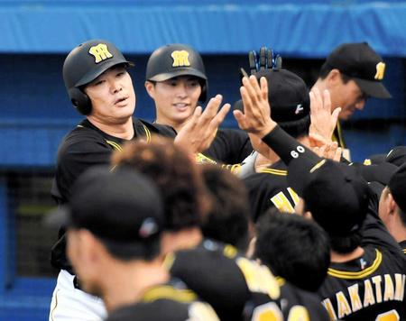 　１回、２ランを放ち、二走・北條（中央奥）と共にナインとタッチを交わす福留（撮影・田中太一）