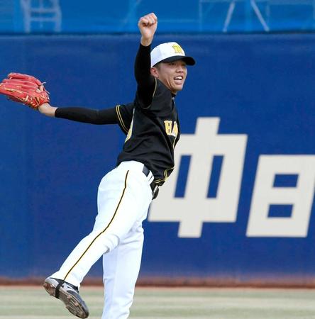 　中日戦へ向け、勢いよくボールを投げ込む才木（撮影・田中太一）