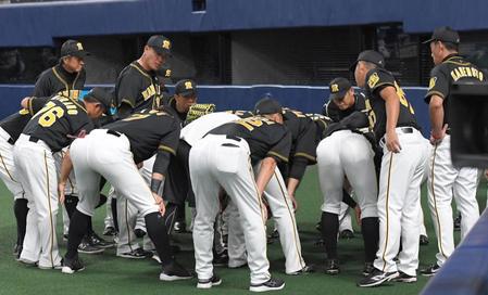試合前、円陣を組む阪神ナイン＝ナゴヤドーム（撮影・北村雅宏）