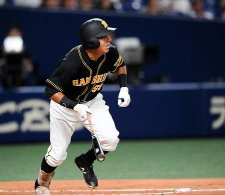 ２回阪神１死一塁、右中間へ先制二塁打を放つ阪神　エフレン・ナバーロ＝ナゴヤドーム（撮影・田中太一）