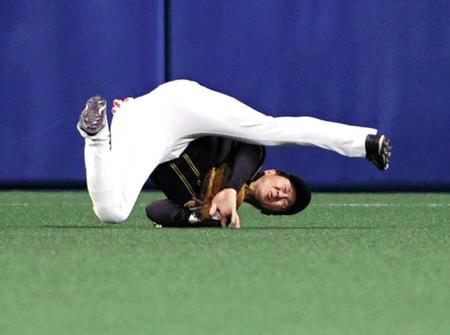 　３回、大島の打球を捕球後、俊介は転倒、投げる際にもたつく（撮影・田中太一）