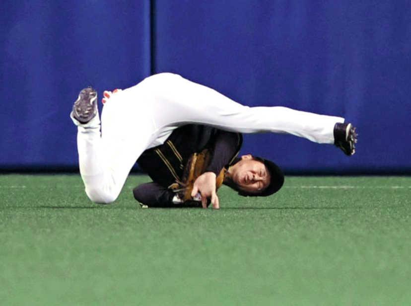 　３回、大島の打球を捕球後、俊介は転倒、投げる際にもたつく（撮影・田中太一）