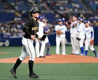 　２回、先制となる押し出し四球を選び一塁へ向かう阪神・北條史也