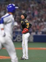 　２回、中日・高橋周平（左）に逆転となる３ランを浴び、ぼう然とする阪神・才木浩人