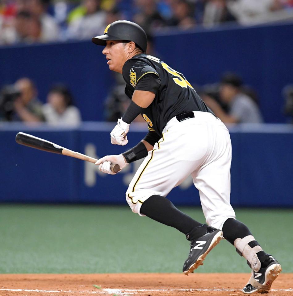 　４回、左前に適時打を放つナバーロ（撮影・北村雅宏）