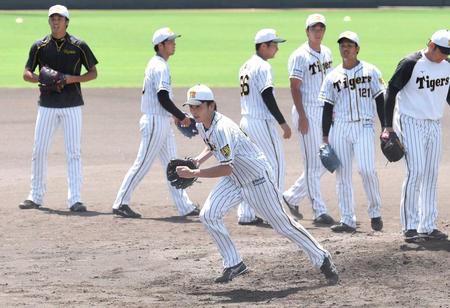 　２軍残留練習に合流し、汗を流す飯田（中央）