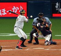 　７回、糸井が四球を選び勝ち越す（撮影・山口登）