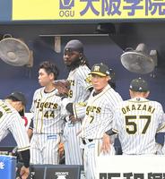 　９回、バレンティンに同点となる適時打を浴びたドリス（中央）はベンチでぼう然とする（撮影・北村雅宏）