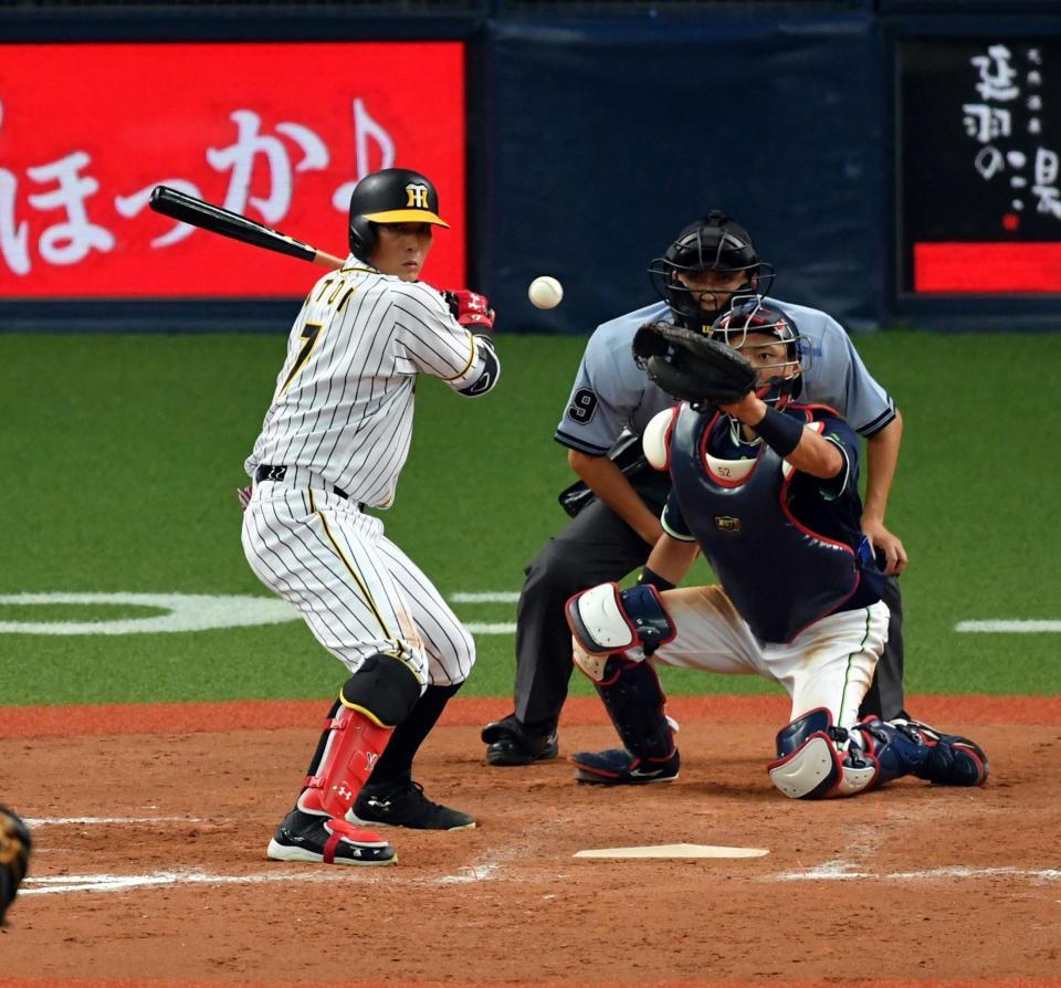 　７回、糸井が四球を選び勝ち越す（撮影・山口登）