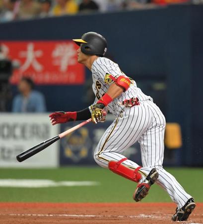 ５回、同点となる適時三塁打を放つ阪神・中谷＝京セラドーム大阪（撮影・北村雅宏）