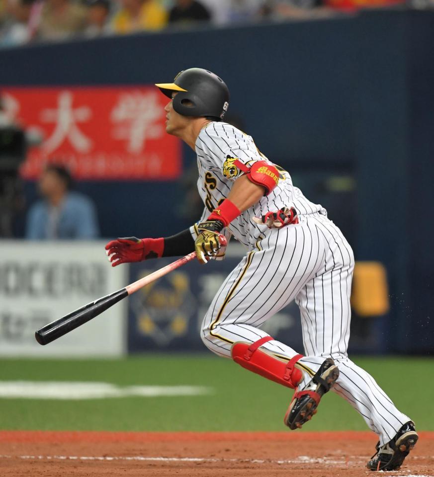 ５回、同点となる適時三塁打を放つ阪神・中谷＝京セラドーム大阪（撮影・北村雅宏）