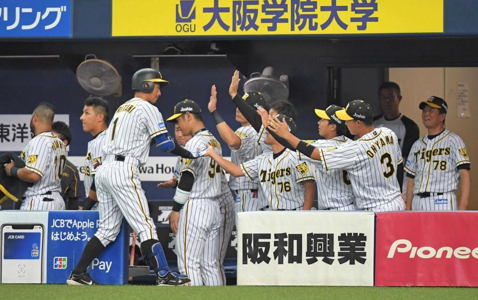 　５回、勝ち越しとなる二ゴロを放った鳥谷（左から３人目）を迎える阪神ナイン