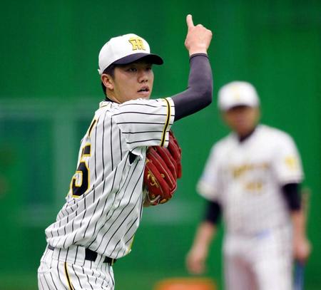 　ノックを受け送球する才木（撮影・田中太一）