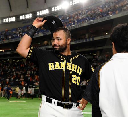 ヒーロインタビューを受ける阪神　ウィリン・ロサリオは声援に帽子をとって応える＝東京ドーム（撮影・田中太一）