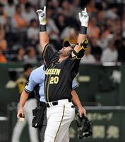 １回、先制の満塁弾を放ち、天を指さしながら生還する阪神　ウィリン・ロサリオ＝東京ドーム（撮影・出月俊成）