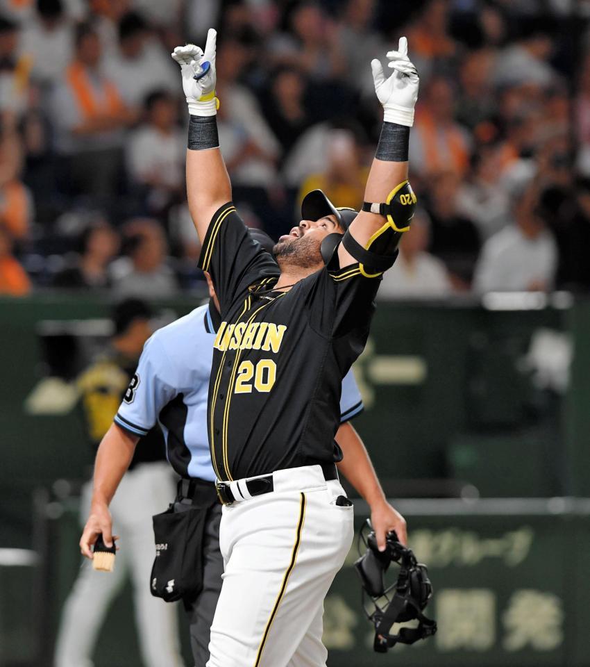 １回、先制の満塁弾を放ち、天を指さしながら生還する阪神　ウィリン・ロサリオ＝東京ドーム（撮影・出月俊成）