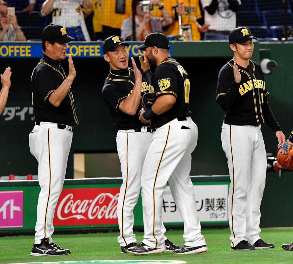 試合後、阪神　ウィリン・ロサリオを笑顔で迎える阪神・金本知憲監督（中央）＝東京ドーム（撮影・出月俊成）