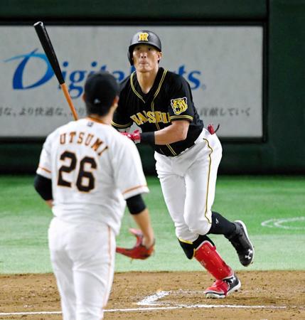 ５回、適時二塁打を放つ糸井。手前は投手・内海（撮影・棚橋慶太）