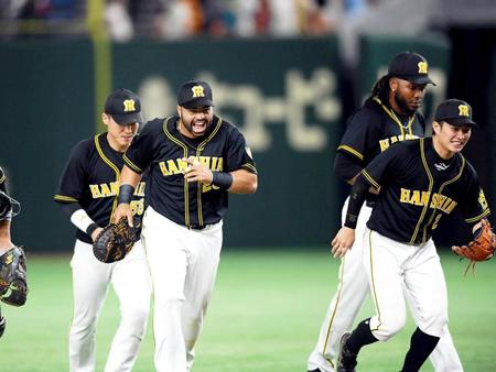 先制満塁弾でチームの勝利に貢献し、大喜びしながらベンチへ走るロサリオ（左から２人目）（撮影・田中太一）