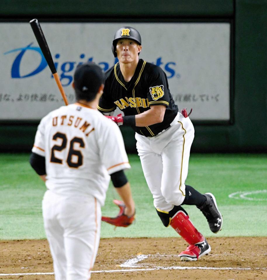 ５回、適時二塁打を放つ糸井。手前は投手・内海（撮影・棚橋慶太）