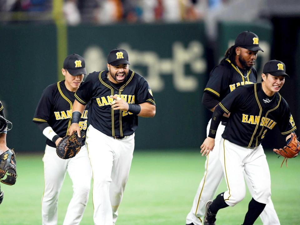 先制満塁弾でチームの勝利に貢献し、大喜びしながらベンチへ走るロサリオ（左から２人目）（撮影・田中太一）