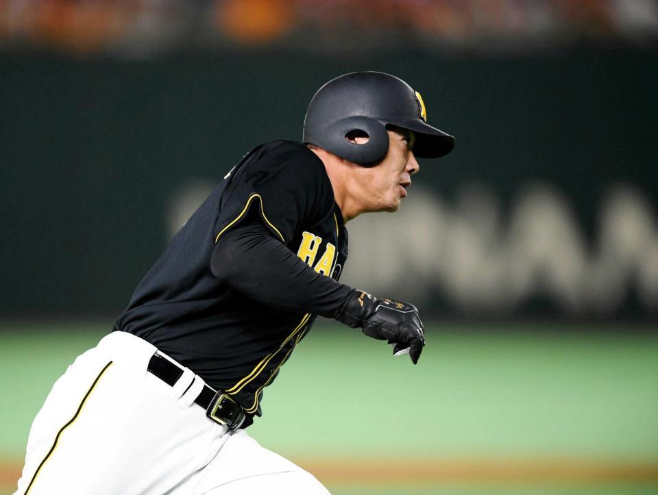 ５回、糸井の中越え二塁打で一気に本塁へ走る福留（撮影・田中太一）
