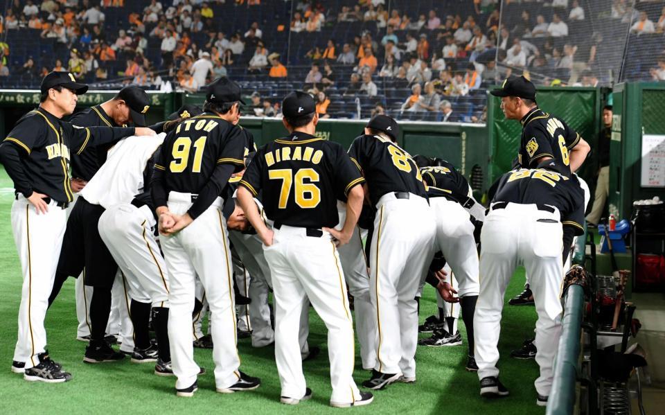 試合前、円陣をつくるナイン。右は阪神・金本知憲監督＝東京ドーム（撮影・田中太一）