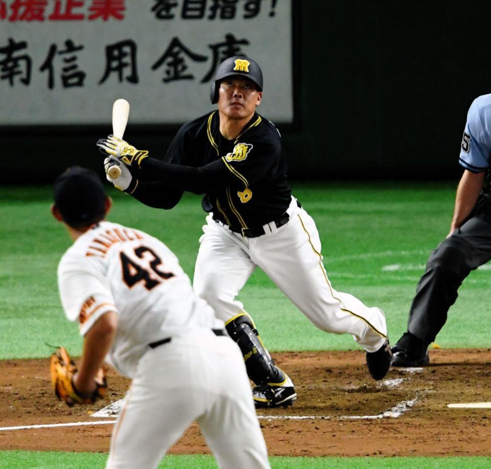 ３回、犠飛を放つ阪神・福留孝介＝東京ドーム（撮影・棚橋慶太）