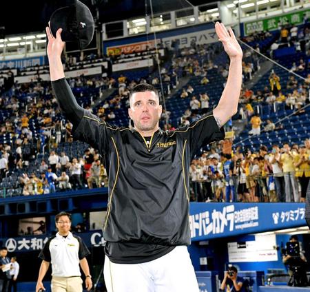 スタンドの声援に両手を上げて応えるメッセンジャー（撮影・田中太一）　