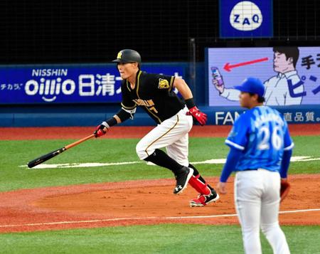 ２回阪神無死、二塁打を放つ糸井投手・浜口）＝横浜スタジアム（撮影・西岡正）