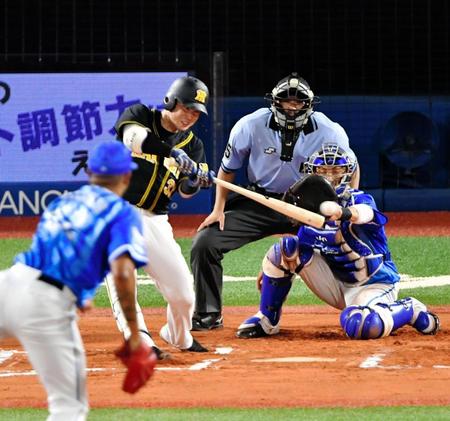 ６回阪神無死一、三塁、左へ適時二塁打を放つ阪神・糸原健斗＝横浜スタジアム（撮影・西岡正）